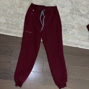 Women’s figs jogger bottoms burgundy small